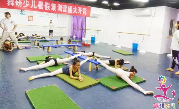 少儿舞蹈暑期集训实拍：软度是如何快速提升的？