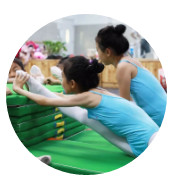 让孩子跟着老师学舞，并不是往功德箱里许愿啊……你得练啊！