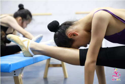 孩子练舞蹈拉韧带疼哭了，家长应该怎么做？