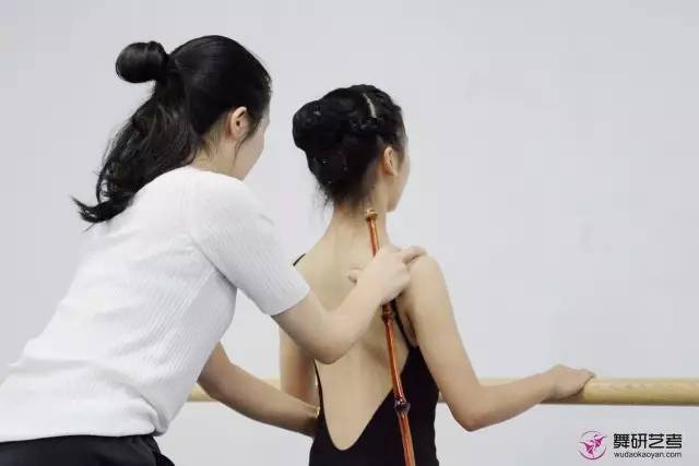 舞蹈课上，为什么老师总是在教重复的东西？