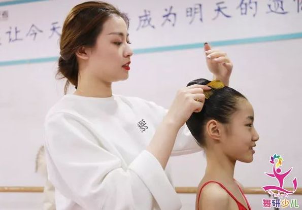 家长必收藏！孩子上舞蹈课前的4种盘头方法，超级详细！