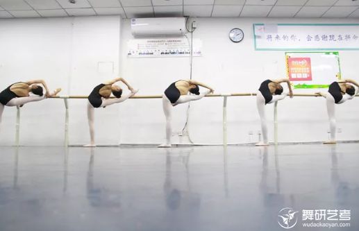 看这里！细说少儿舞蹈把杆压腿小技巧~g