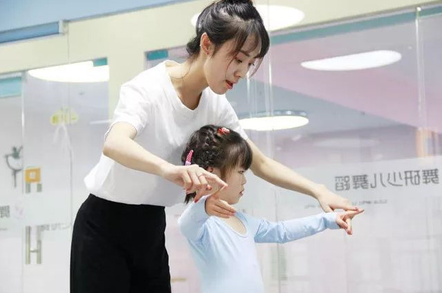 经常待在练功房里跳舞的孩子，会变聪明?