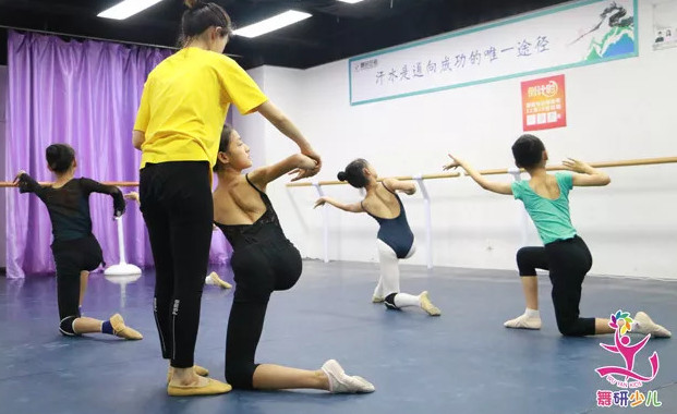 对一个姑娘的终极赞美：“你一定是学舞蹈的吧~”